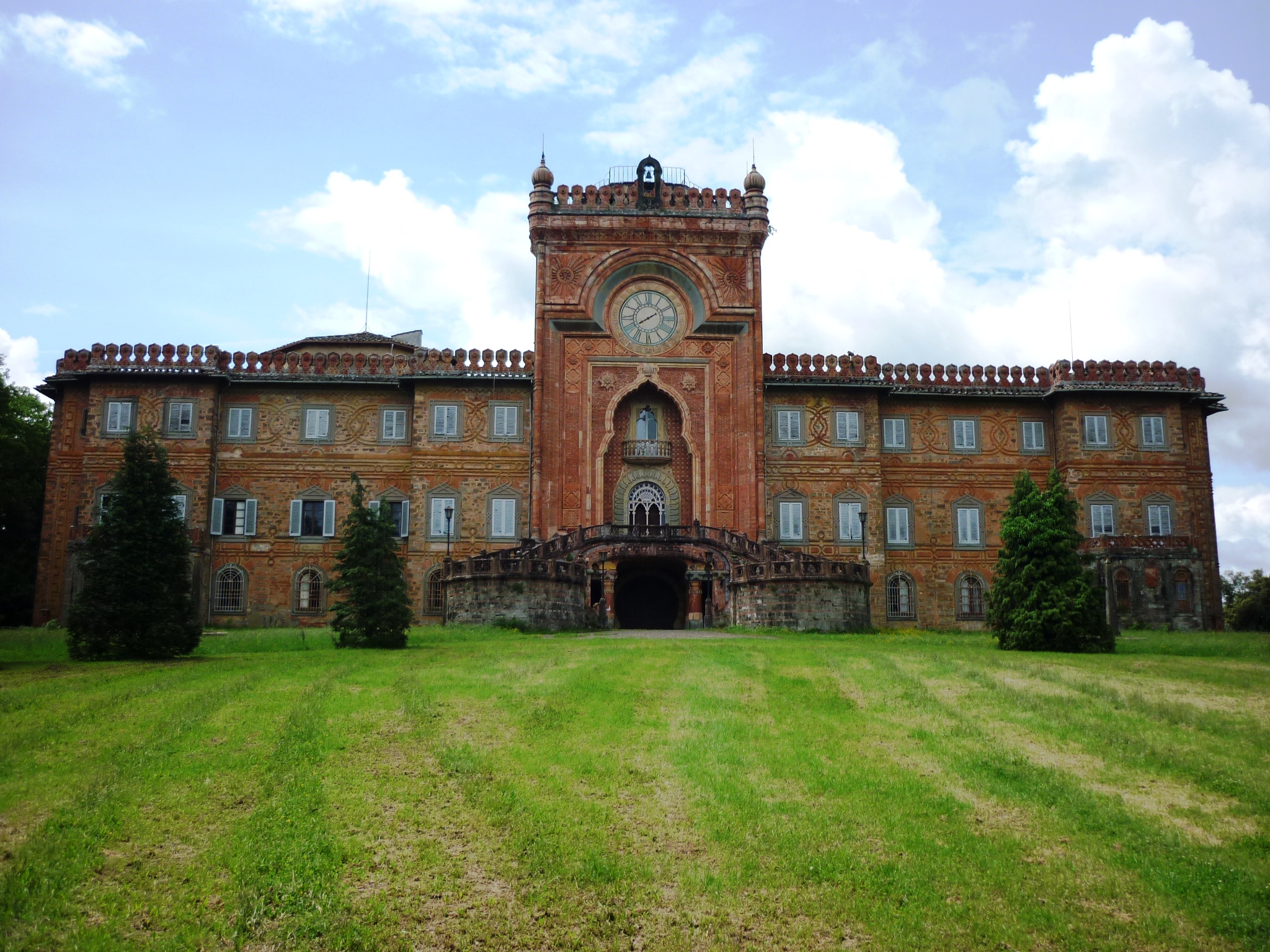 Sammezzano: Il Castello Moresco in Vendita all'Asta - Un'Opportunità Unica!